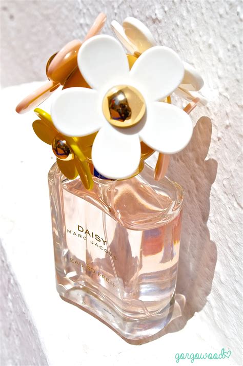 perfume con flores en la tapa